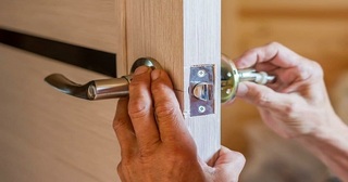 Установка и замена дверной ручки в Новом Уренгое от 281 руб. – Мастер24, монтаж фурнитуры, недорого